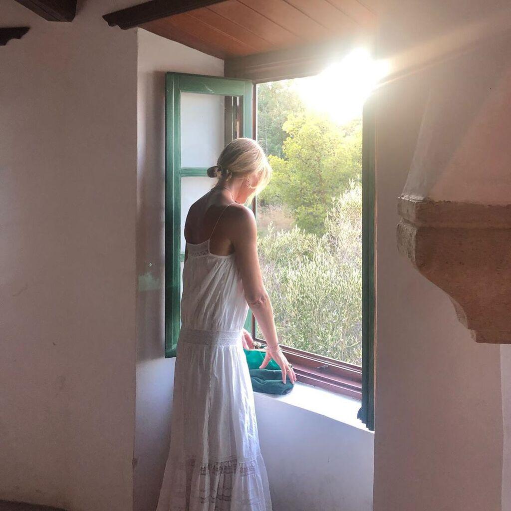 Τζένη Μπαλατσινού: Η υπέροχη φωτογραφία με τον γιο της στο σπίτι της στην Πάτμο