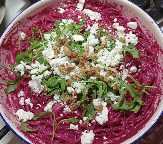 Σπαγγέτι με παντζάρι, ρόκα και φέτα