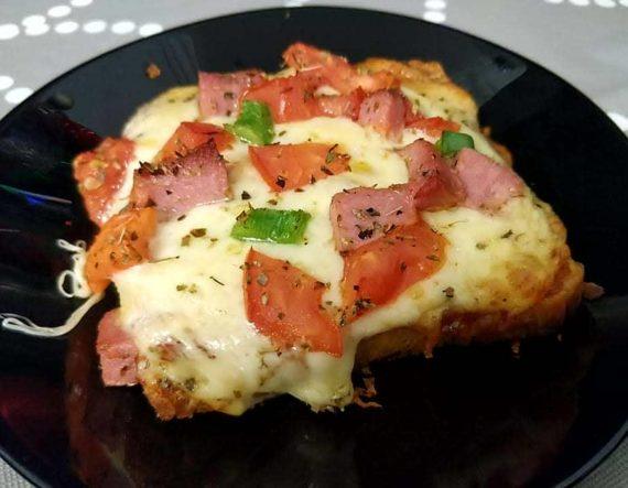 Το εύκολο βραδινό που θα σε χορτάσει: Πίτσα με ψωμί του τοστ