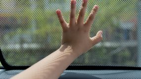 Σέρρες: Γονείς κλείδωσαν τέσσερα παιδιά στο αμάξι καταμεσιμερο για να πάρουν σουβλάκια