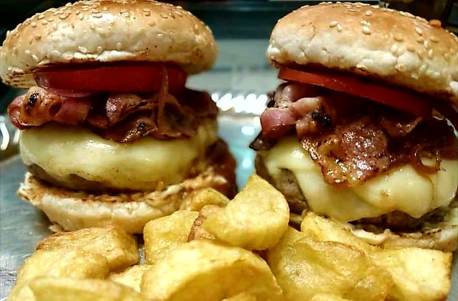 Το- πιο -λαχταριστό- μπέργκερ -του -Άκη -Πετρετζίκη- Το- πιο -λαχταριστό- μπέργκερ -του -Άκη -Πετρετζίκη-