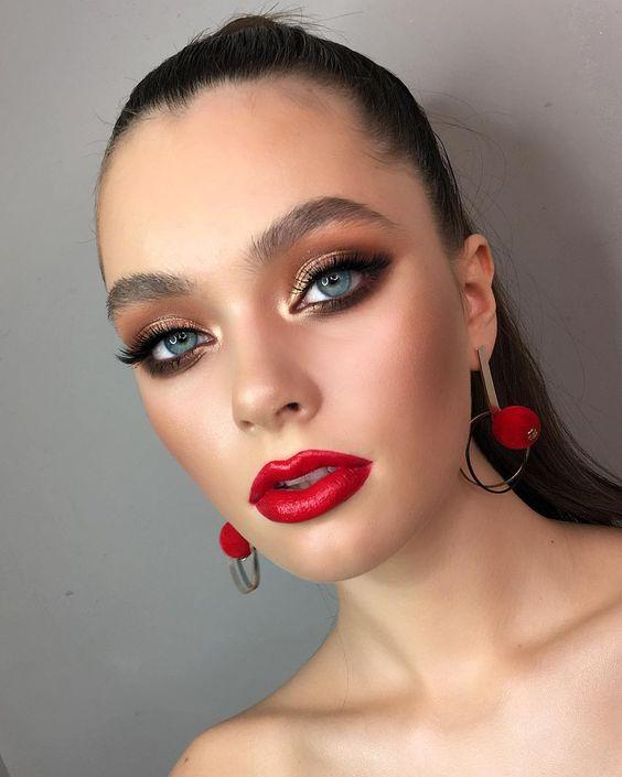 ιδέες-για-μακιγιάζ-με-κόκκινο κραγιόν-το-Καλοκαίρι 2022-