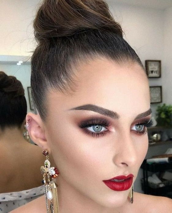 ιδέες-για-μακιγιάζ-με-κόκκινο κραγιόν-το-Καλοκαίρι 2022-