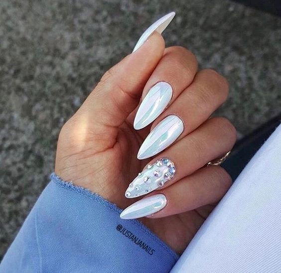 Mermaid-λευκά-νύχια-με-τρισδιάστατα-στρας-ιδέες- Mermaid-λευκά-νύχια-με-τρισδιάστατα-στρας-ιδέες-