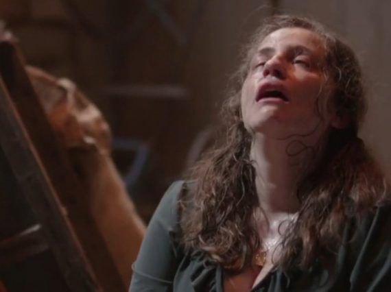 Άγριες Μέλισσες : Ελένη και Λάμπρος κρατάν στα χεριά τους το παιδί τους