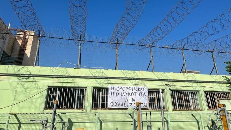 Ρούλα Πισπιρίγκου: Επίδειξη μόδας στον Κορυδαλλό  – Κρατούμενες σε ρόλο μοντέλων κάτω από το κελί της