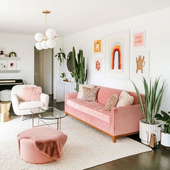 ροζ-καναπές-με-φυτά εσωτερικού χώρου-ιδέες-Καλοκαίρι 2022-