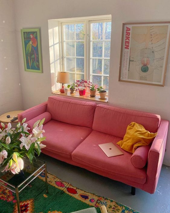ροζ-καναπές-με-πράσινο χαλί-ιδέες-Καλοκαίρι 2022-