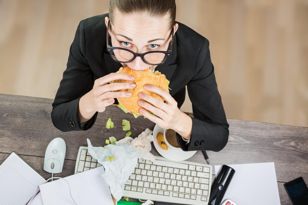 λόγοι-που-το-να-τρως-στο-γραφείο-προκαλεί-προβλήματα υγείας-