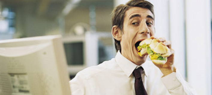 λόγοι-που-το-να-τρως-στο-γραφείο-προκαλεί-προβλήματα υγείας-