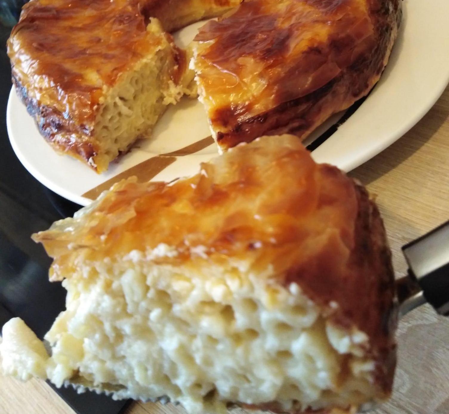 Μακαρονόπιτα σε φόρμα με φύλλο κρούστας και μπεσαμέλ