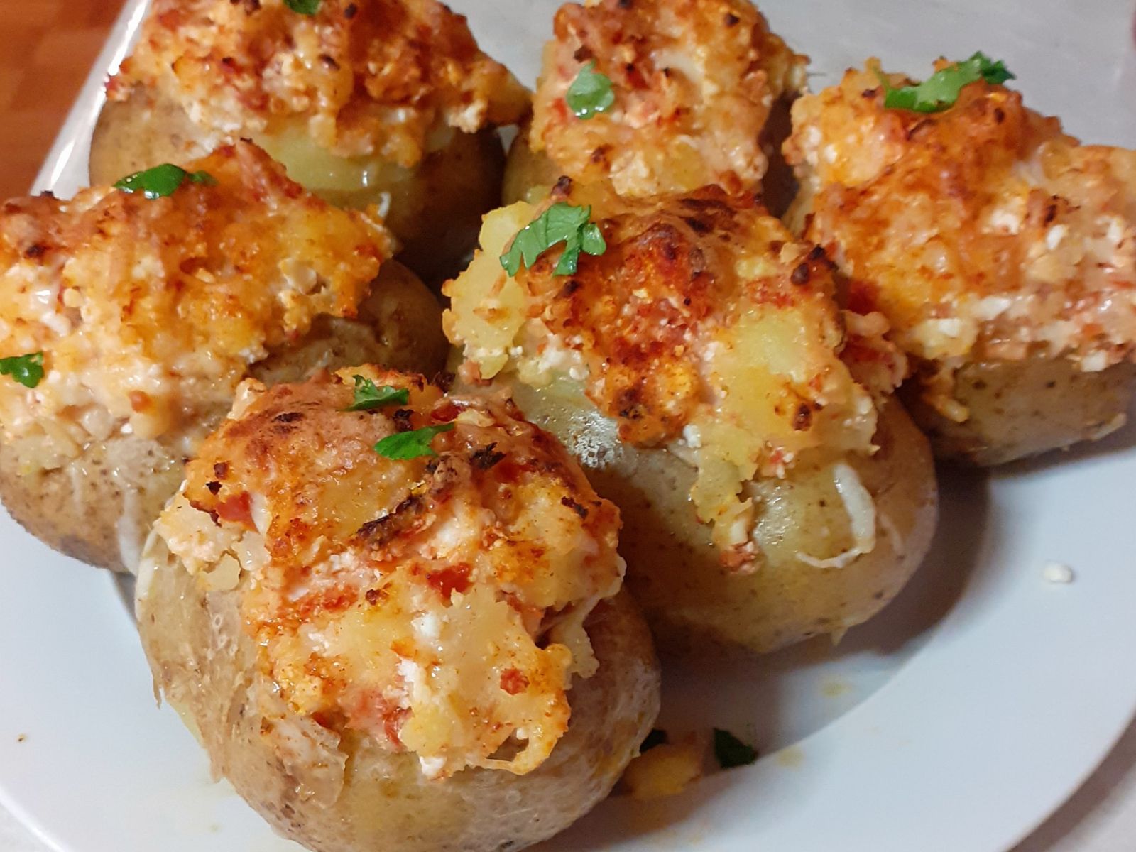 Πατάτες- γεμιστές- στον φούρνο- με-τυριά- και- λιαστή -ντομάτα-