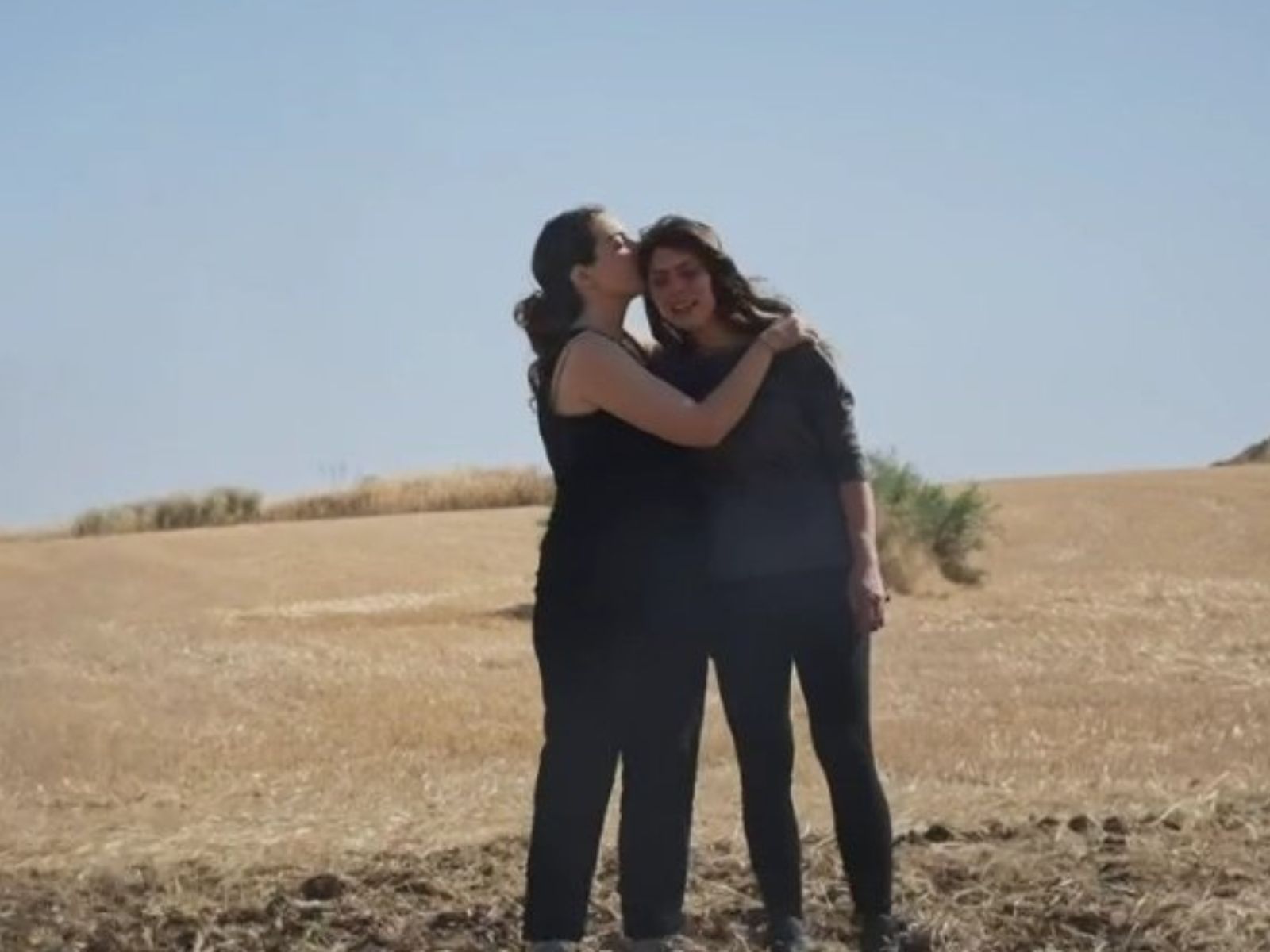 Η Γη της Ελιάς: Ο Κουράκος υποψιάζεται την Άννα και την Ευτυχία