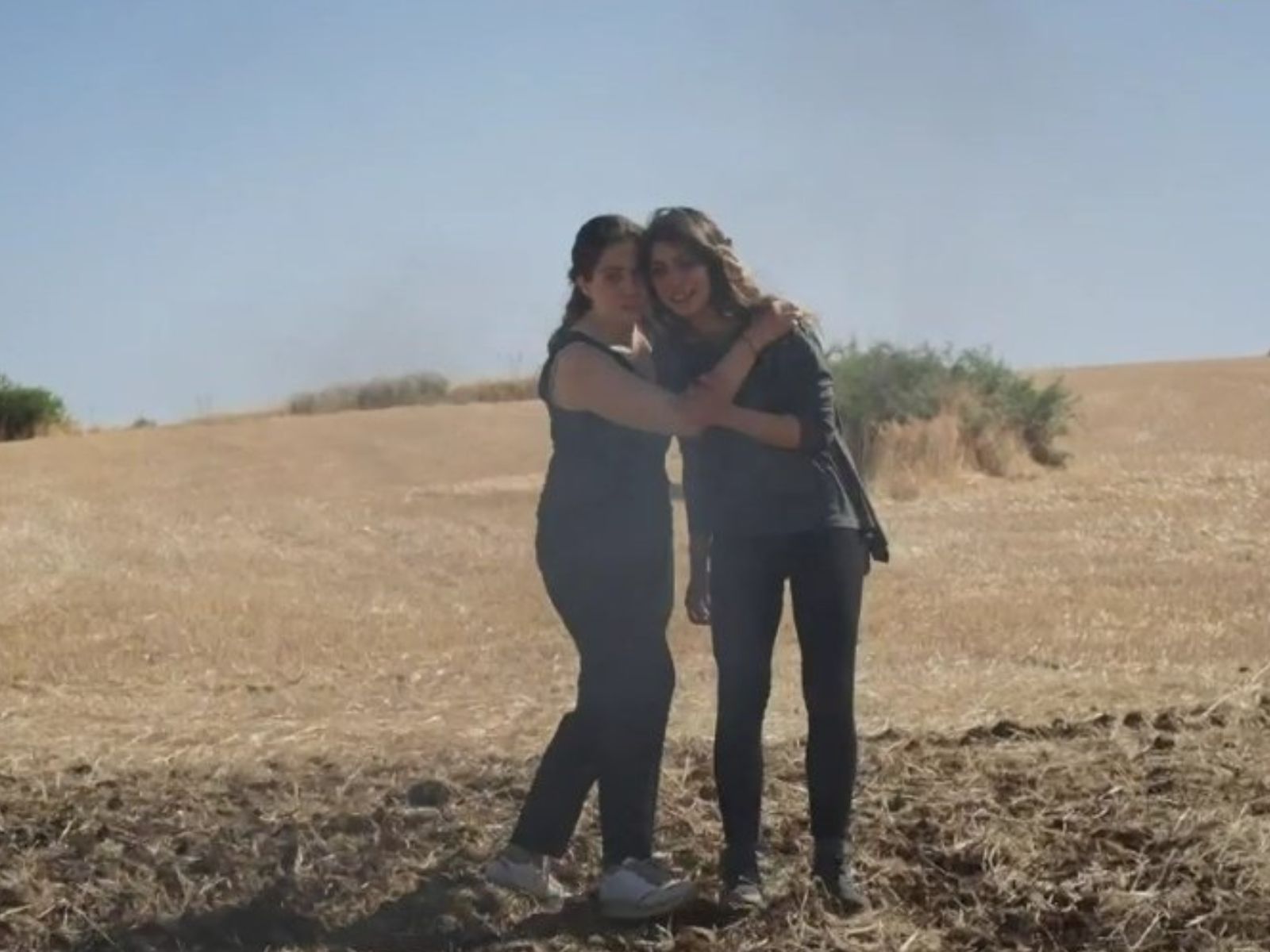 Η Γη της Ελιάς: Ο Κουράκος υποψιάζεται την Άννα και την Ευτυχία