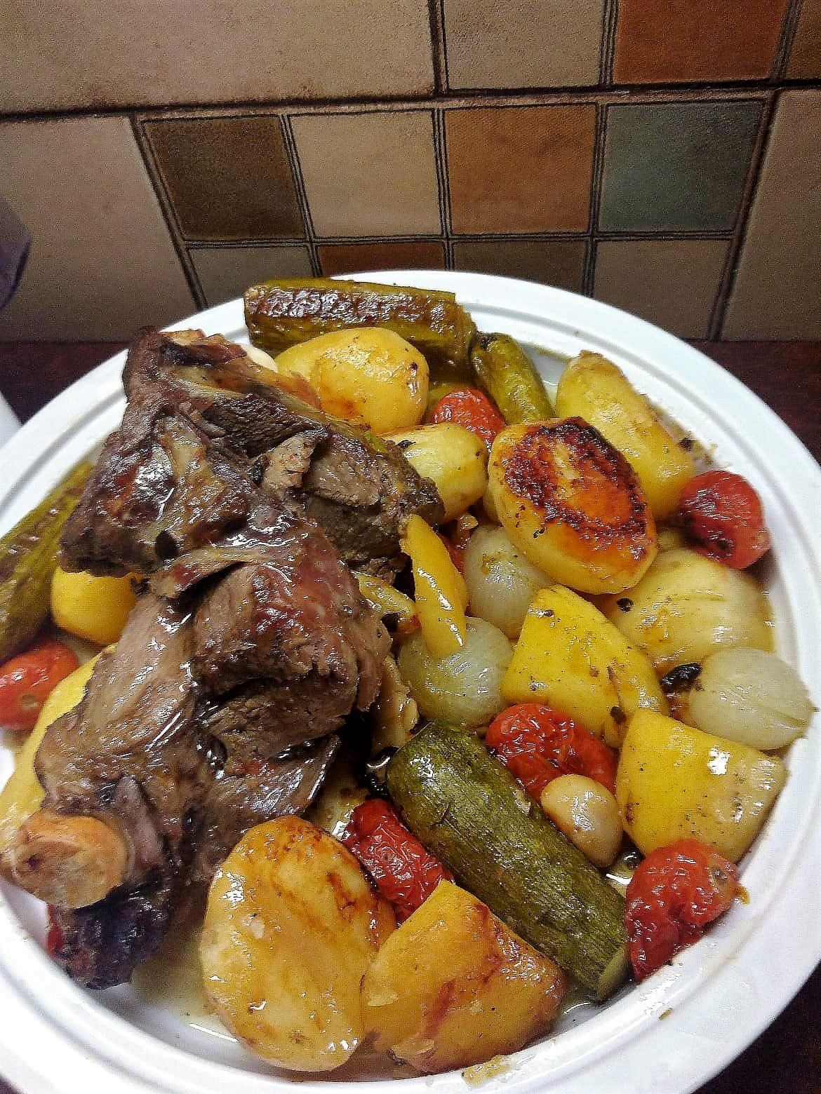 Προβατίνα -με- λαχανικά- στην -γάστρα-