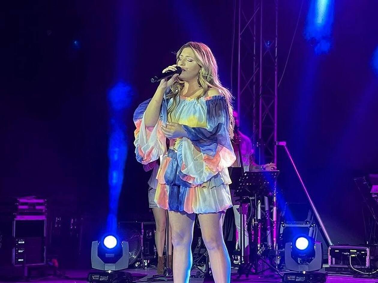 Έλενα Παπαρίζου: Φωτογραφίζεται με μαγιό και είναι μια κούκλα