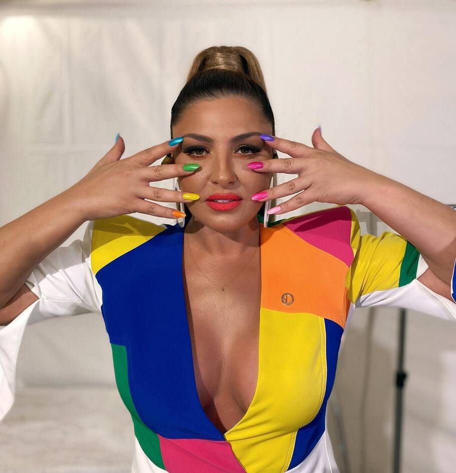 Έλενα Παπαρίζου: Φωτογραφίζεται με μαγιό και είναι μια κούκλα