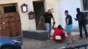 Φρίκη στην Κύπρο :  Άντρας κλωτσάει γυναίκα με μωρό στην αγκαλιά της – Βίντεο