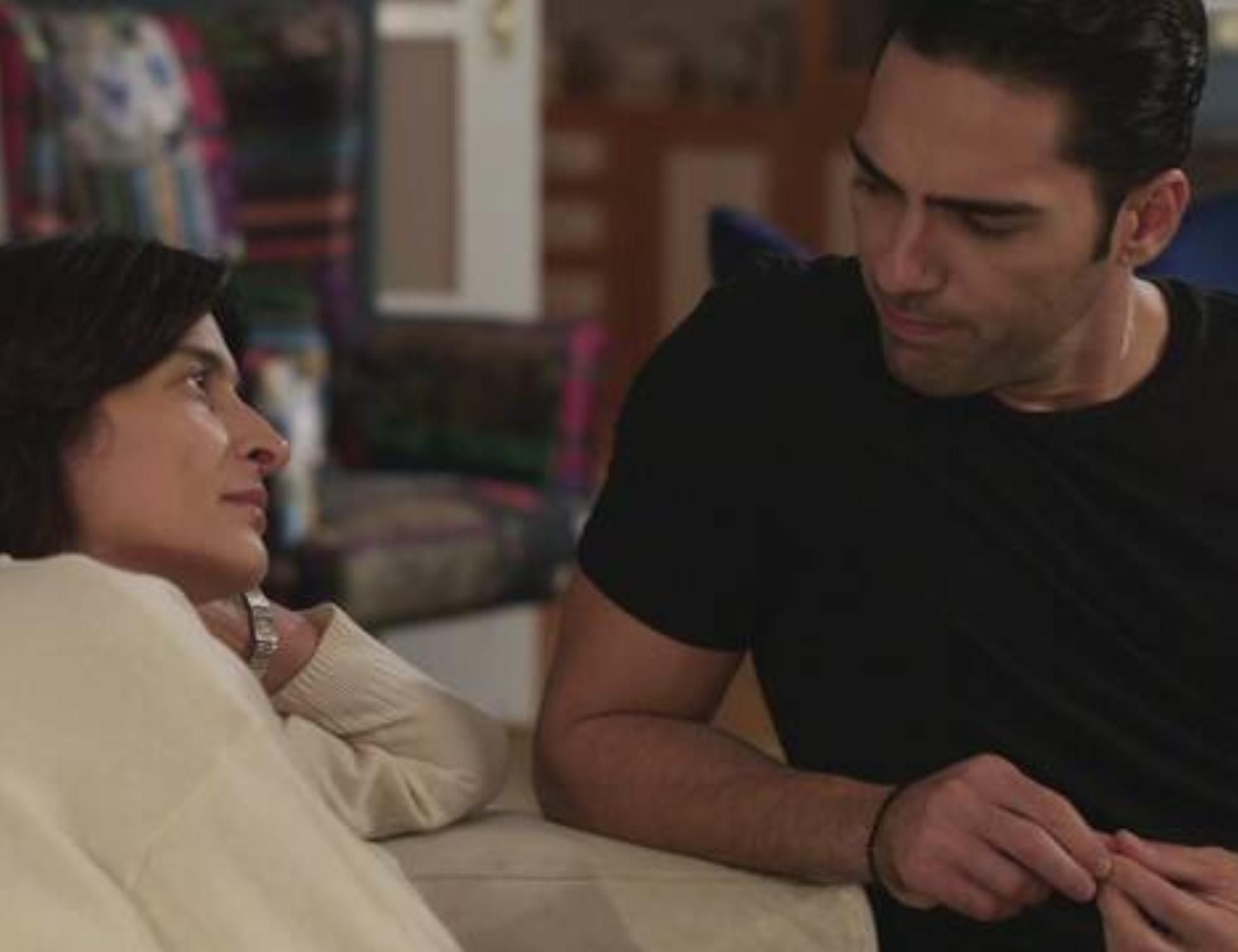 H Γη της ελιάς : Στάθης και Ιουλία ξανά μαζί και με παιδί