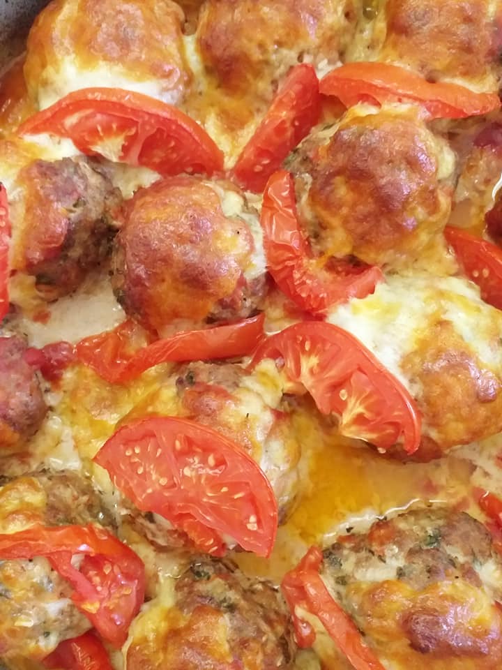 Μπιφτέκια-με μοτσαρέλα-και-σάλτσα ντομάτας-συνταγή-