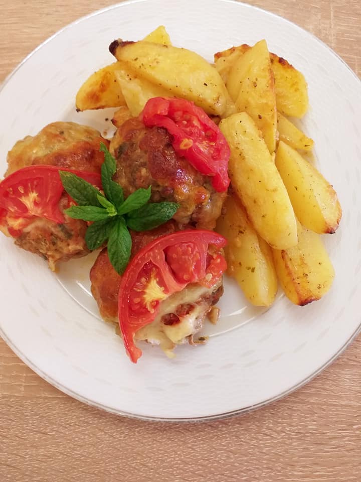 Μπιφτέκια-με μοτσαρέλα-και-σάλτσα ντομάτας-συνταγή-