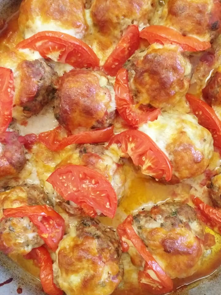 Μπιφτέκια-με μοτσαρέλα-και-σάλτσα ντομάτας-συνταγή-