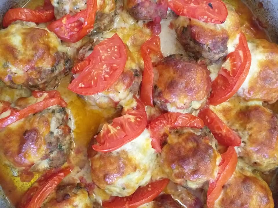 Μπιφτέκια-με μοτσαρέλα-και-σάλτσα ντομάτας-συνταγή-