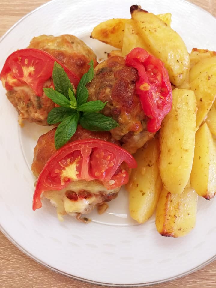 Μπιφτέκια-με μοτσαρέλα-και-σάλτσα ντομάτας-συνταγή-