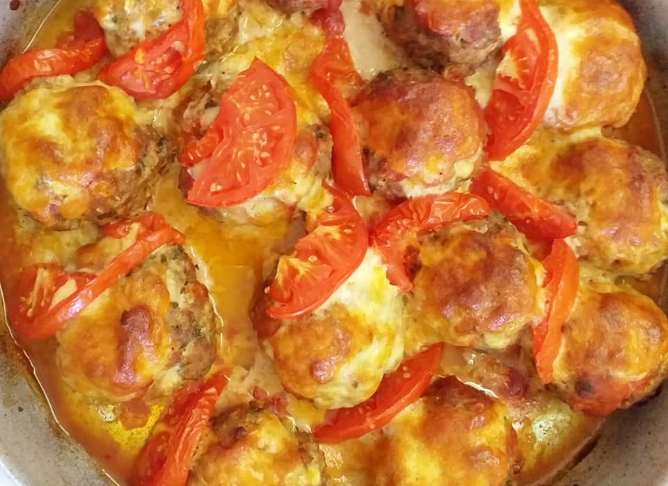 Μπιφτέκια-με μοτσαρέλα-και-σάλτσα ντομάτας-συνταγή-