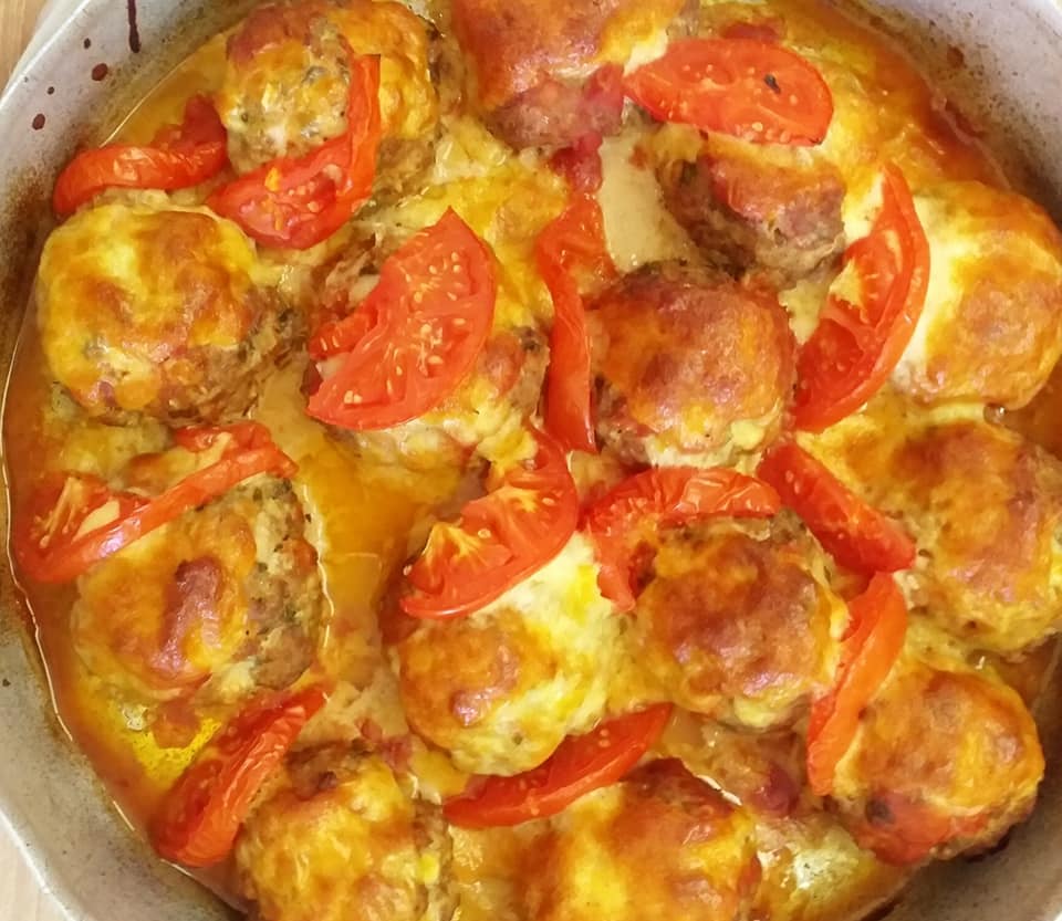 Μπιφτέκια-με μοτσαρέλα-και-σάλτσα ντομάτας-συνταγή-