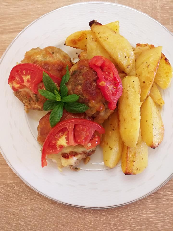 Μπιφτέκια-με μοτσαρέλα-και-σάλτσα ντομάτας-συνταγή-