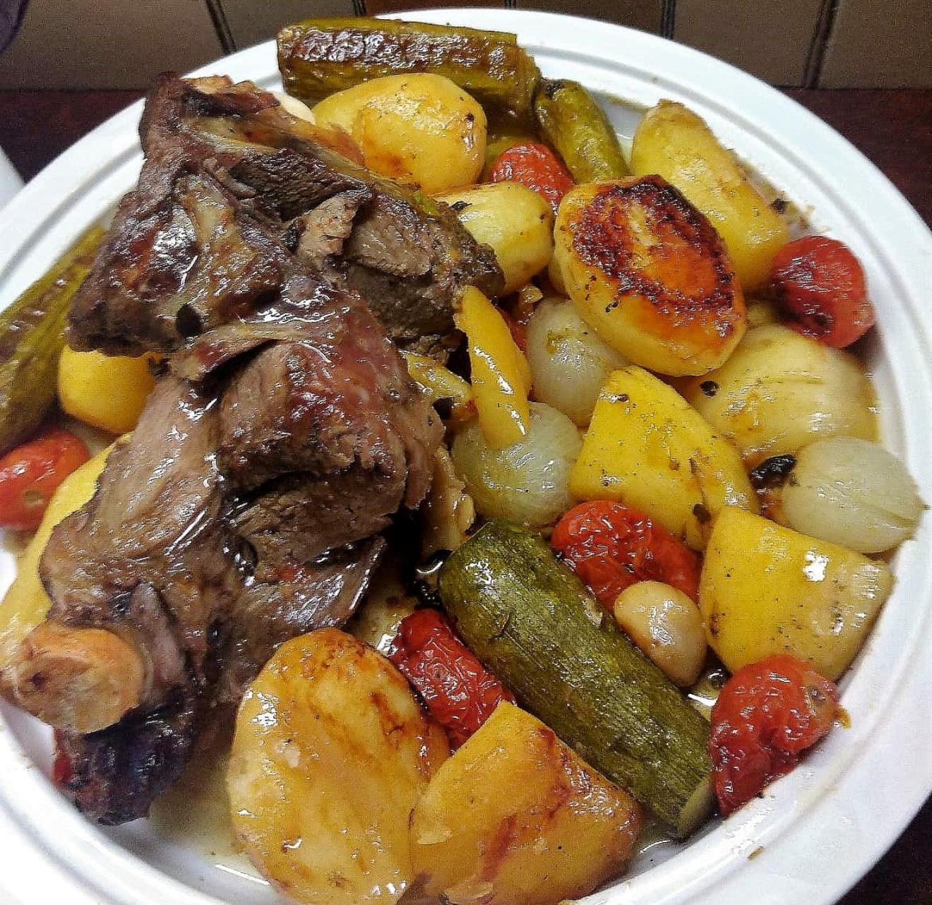 Προβατίνα με λαχανικά στην γάστρα