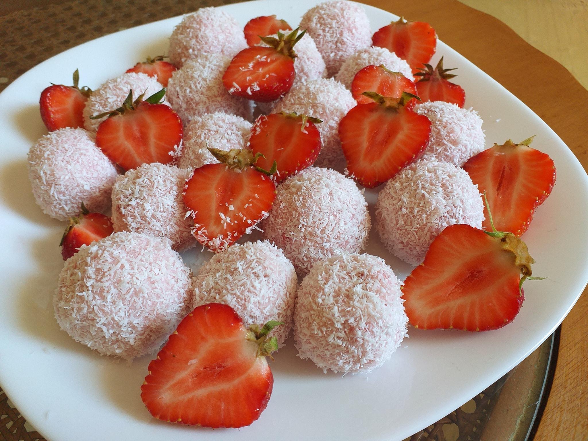 Τρουφάκια- με- καρύδα- και- φράουλες-