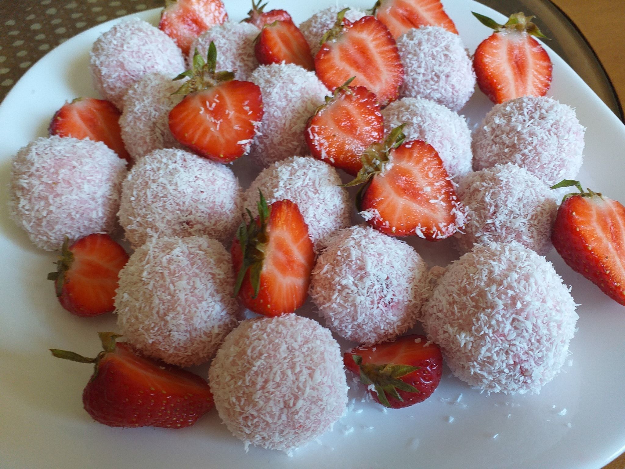 Τρουφάκια- με- καρύδα- και- φράουλες- Τρουφάκια- με- καρύδα- και- φράουλες-