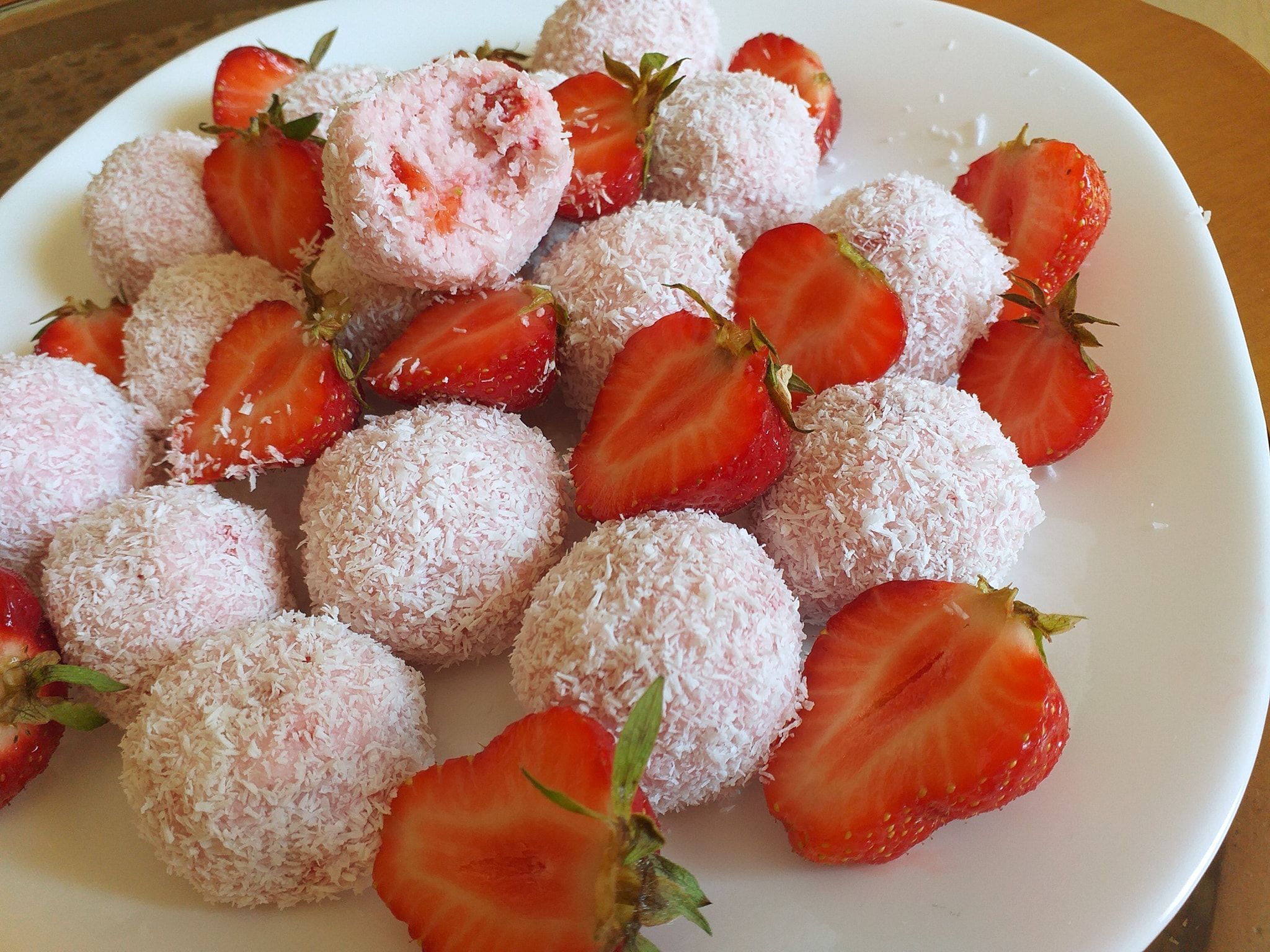 Τρουφάκια- με- καρύδα- και- φράουλες- Τρουφάκια- με- καρύδα- και- φράουλες-