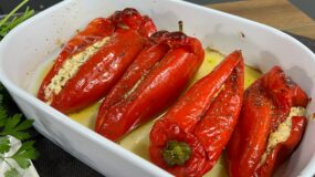 Γεμιστές κόκκινες πιπεριές με φέτα