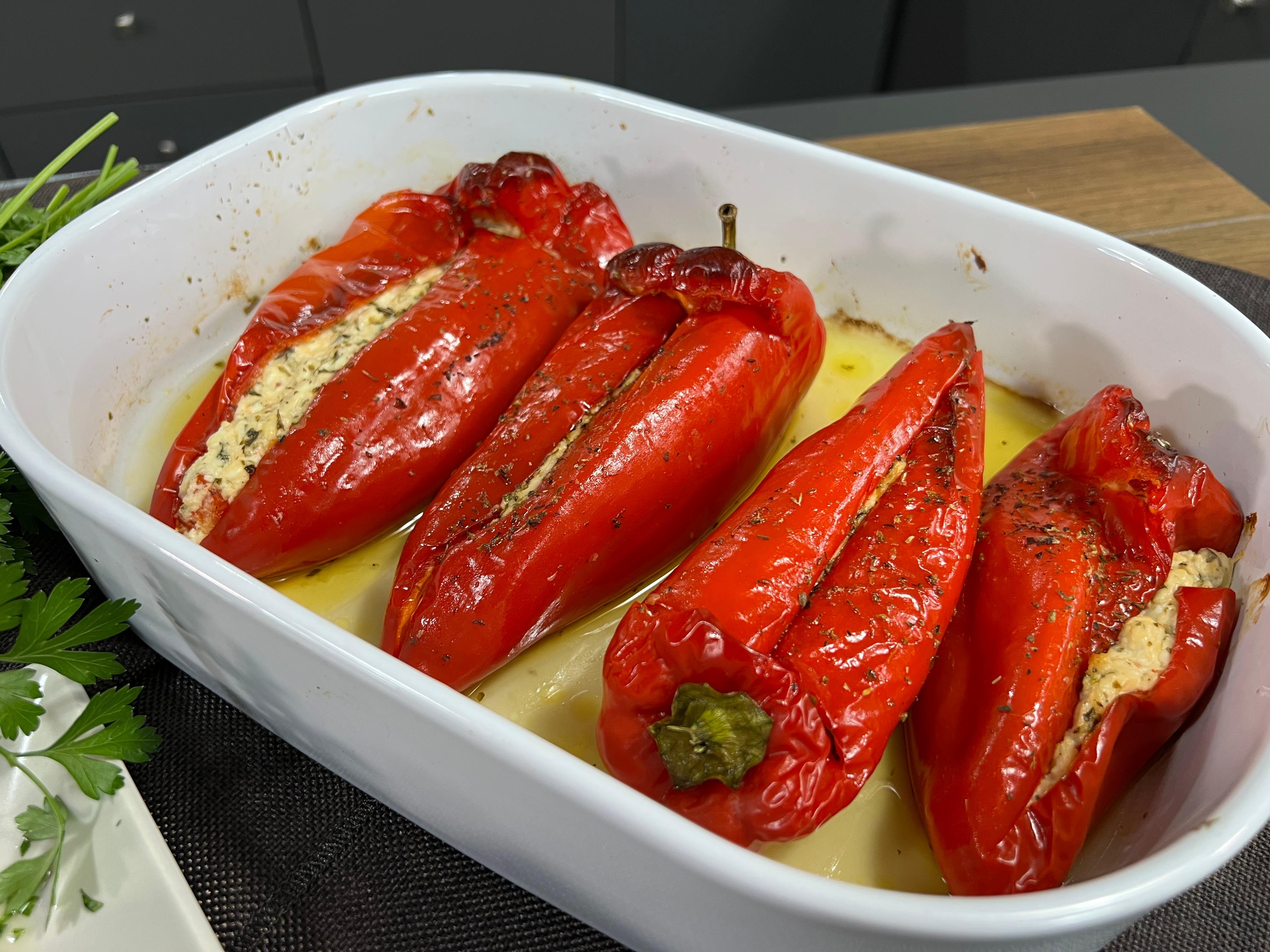 Γεμιστές κόκκινες πιπεριές με φέτα