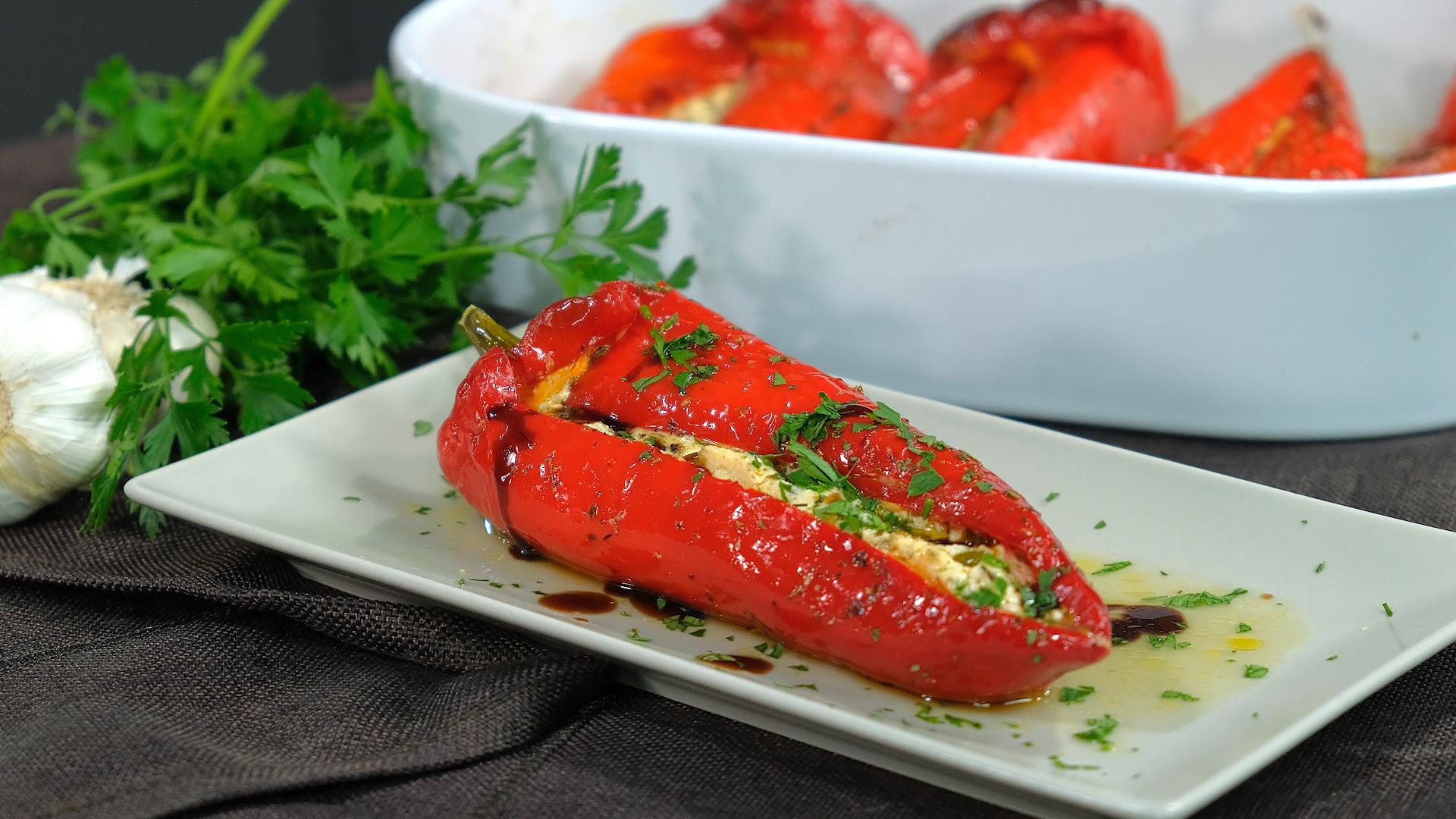 Ο- μεζές- του- καλοκαιριού-: Πιπεριές- γεμιστές- με- φέτα-