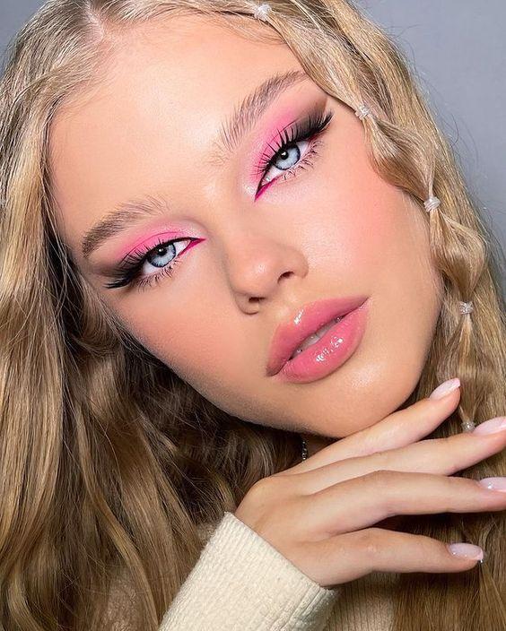 Καλοκαίρι 2022: 15 ιδέες για μακιγιάζ με lip gloss