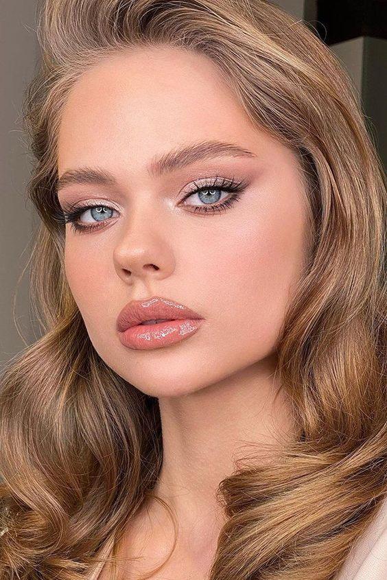 διάφανο-lip gloss-με-smokey eye-σε-γήινα χρώματα-ιδέες-Καλοκαίρι 2022-