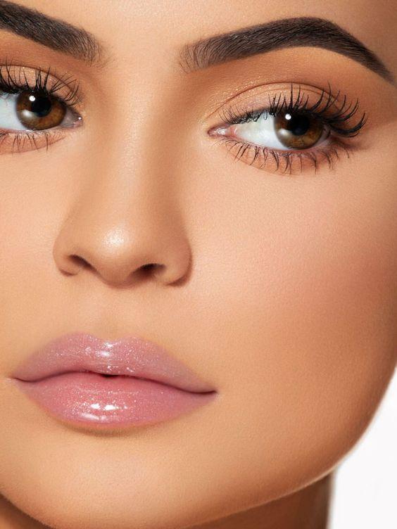 ιδέες-για-μακιγιάζ-με-lip gloss-το-Καλοκαίρι 2022-