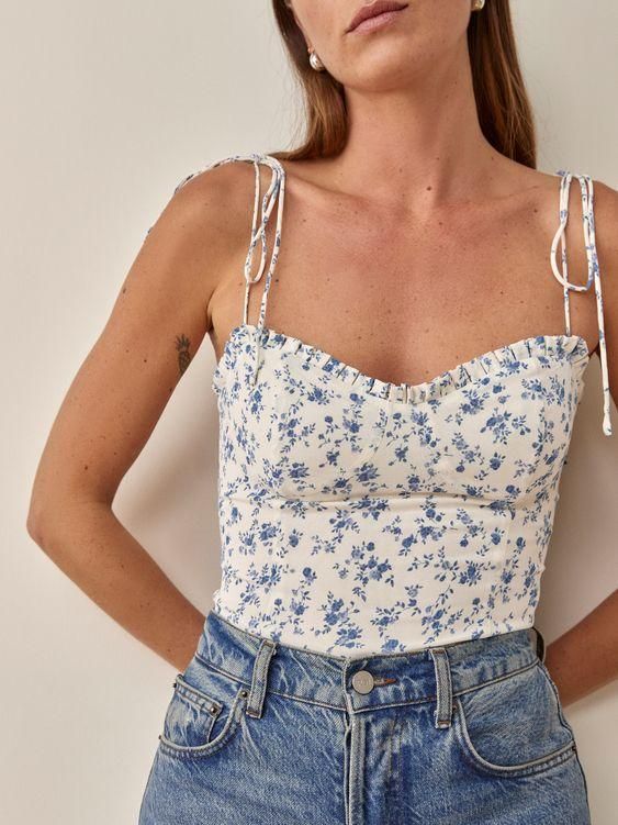 φλοράλ-τοπ-με-τζιν-παντελόνι-ιδέες-Καλοκαίρι 2022-