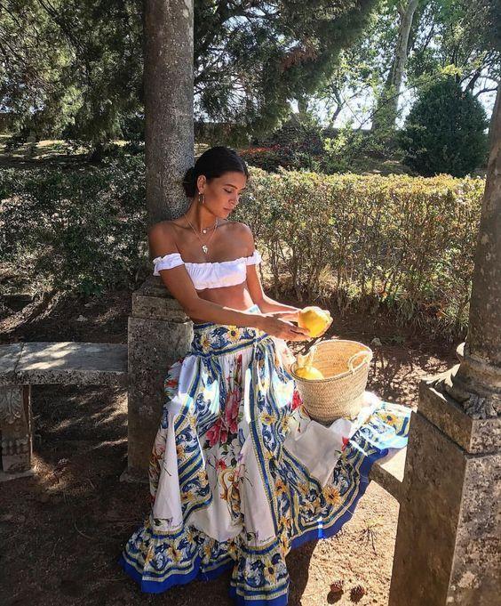 λευκό τοπ-με-φλοράλ-μάξι φούστα-ιδέες-Καλοκαίρι 2022-