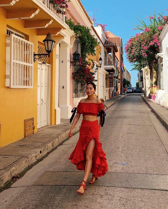 κόκκινο τοπ-με-κόκκινη-μάξι φούστα-ιδέες-Καλοκαίρι 2022-