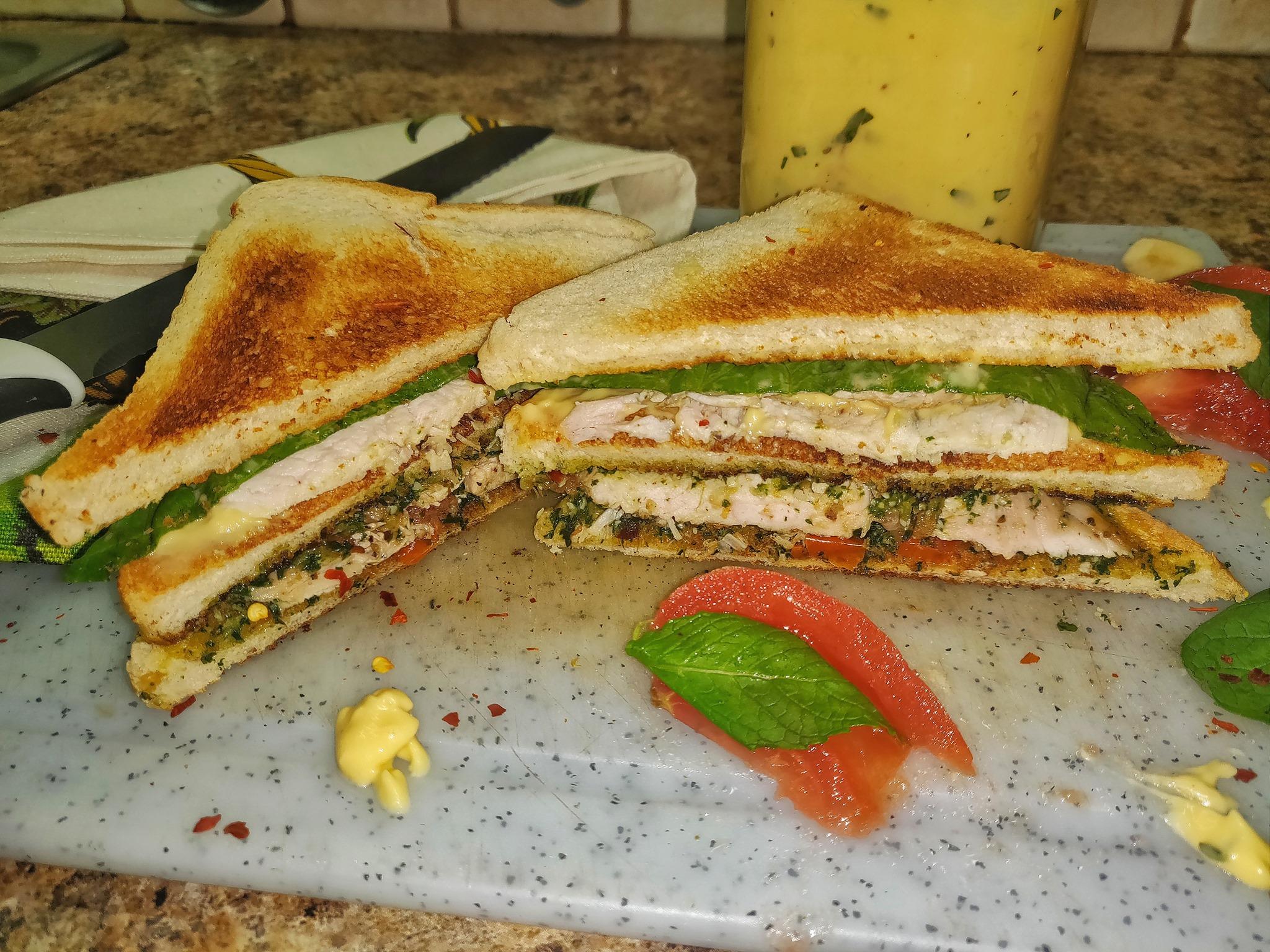 Σάντουιτς-με κοτόπουλο-cheddar sauce-και-σάλτσα-δυόσμου-συνταγή- Σάντουιτς-με κοτόπουλο-cheddar sauce-και-σάλτσα-δυόσμου-συνταγή-