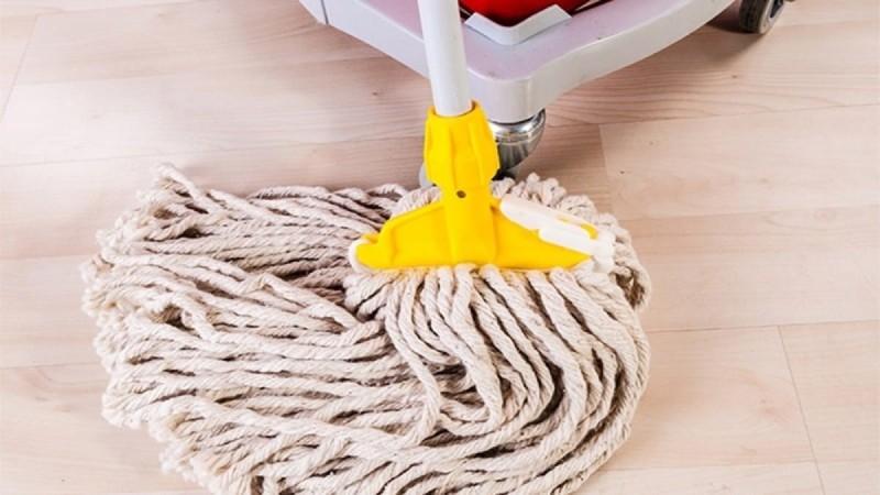 Τόσο καιρό σφουγγαρίζετε λάθος. Δείτε τον σωστό τρόπο και ένα μαγικό καθαριστικό