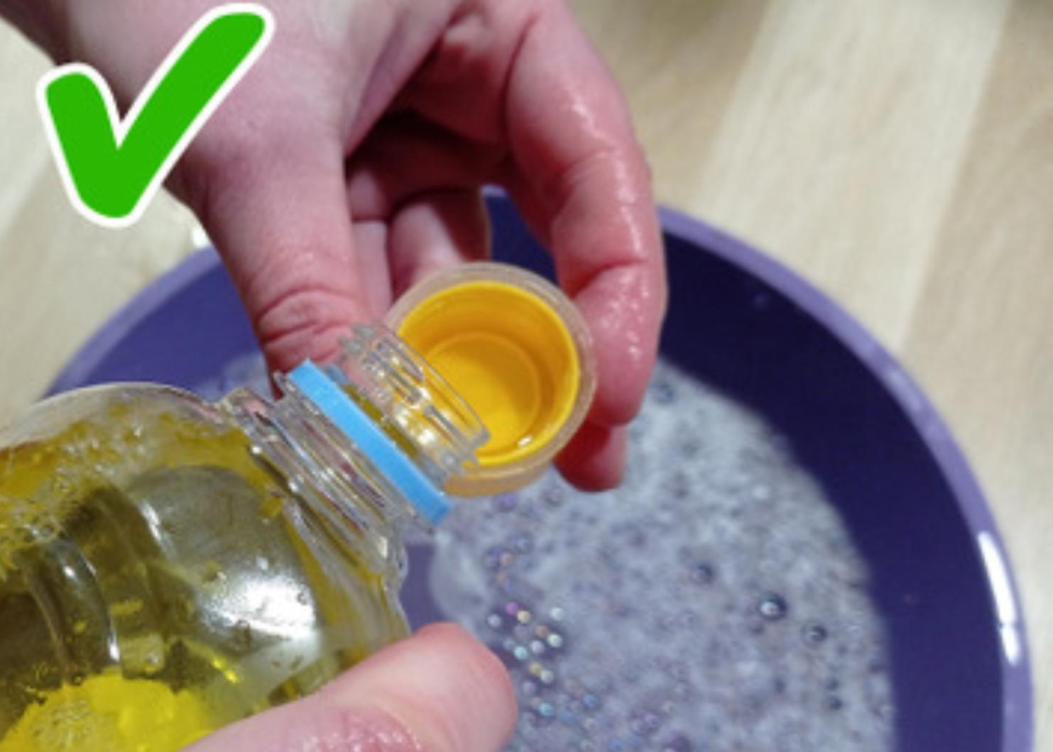 Τόσο καιρό σφουγγαρίζετε λάθος. Δείτε τον σωστό τρόπο και ένα μαγικό καθαριστικό