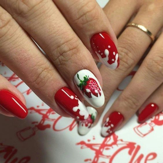 κόκκινα-νύχια-με-φράουλες-Αύγουστος 2022-ιδέες-