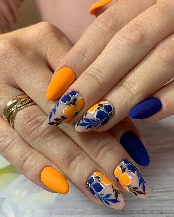 φλοράλ νύχια-σε-μουσταρδί-και-μπλε ηλεκτρίκ-Σεπτέμβριος 2022-ιδέες-