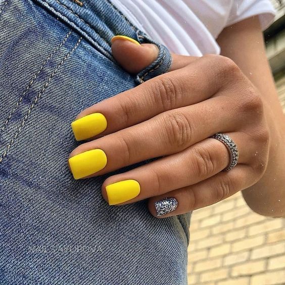 κίτρινα-νύχια-με-ασημί-γκλίτερ-Σεπτέμβριος 2022-ιδέες-